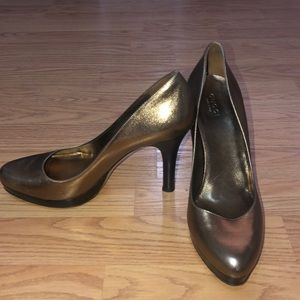 GOLD GUCCI HEELS. USED, AUTHENTICATED